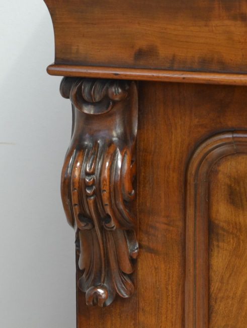 Superb Quality Mahogany Mirrored Back Antique Sideboard – by R Robson of Newcastle.