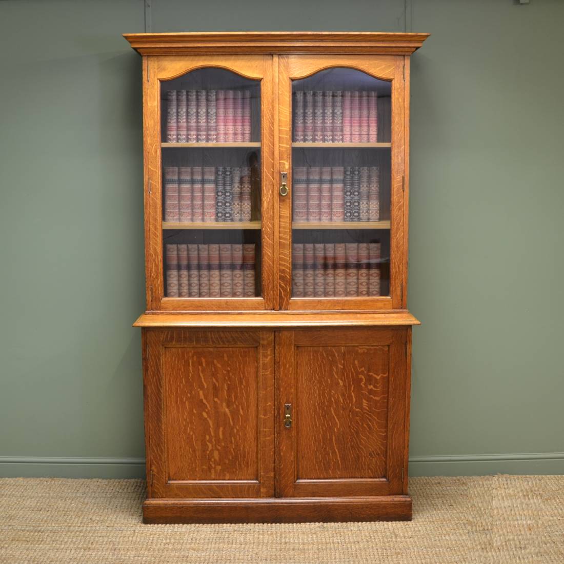 Superb Quality Gillows Antique Solid Oak Bookcase / Cupboard